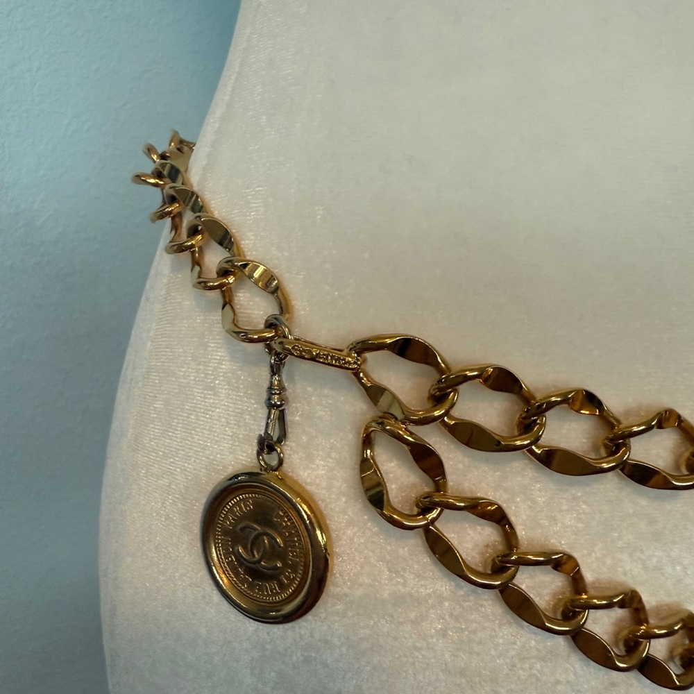 CHANEL Gold Chain Belt with Medallion - Picture 5 of 8